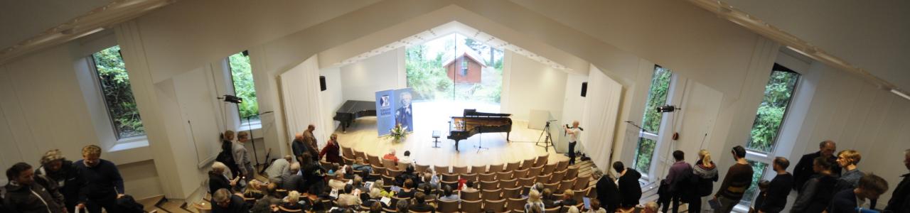 The first three rounds of the competition takes place in Troldhaugen's chamber music hall 'Troldsalen' (photo by Dag Fosse).